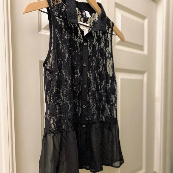 H&M | Sleeveless Lace Button-Up Top - Picture 3 of 9